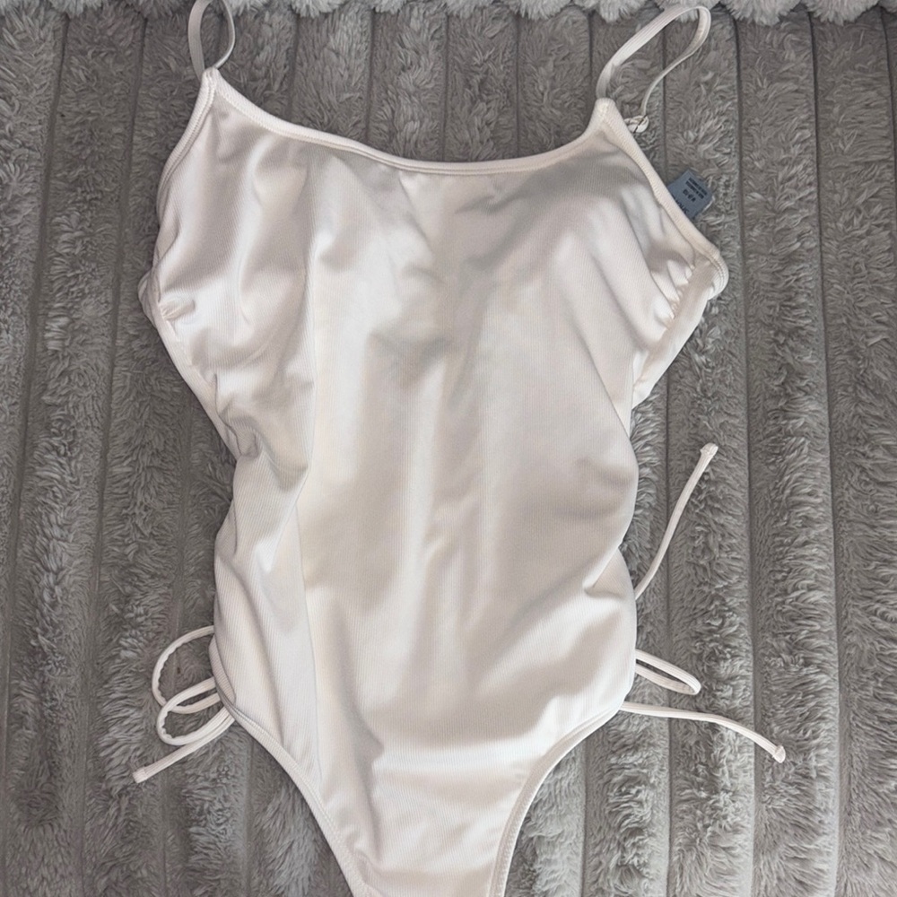 NWOT Shade & Shore Soft Ivory Ribbed One-Piece Swimsuit Size M🤍